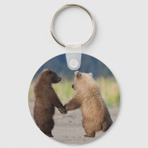 Porte-clés Un porte - clé de deux ours tenant des mains