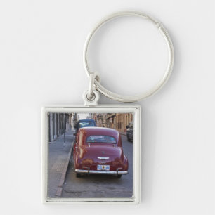 Porte-clés Une voiture Peugeot rouge classique ancienne garée
