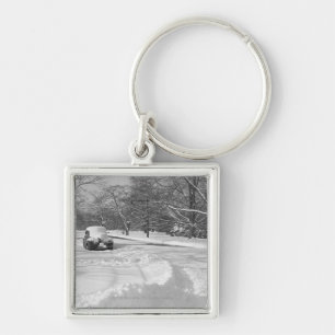 Porte-clés Voiture couverte par neige sur la rue B&W