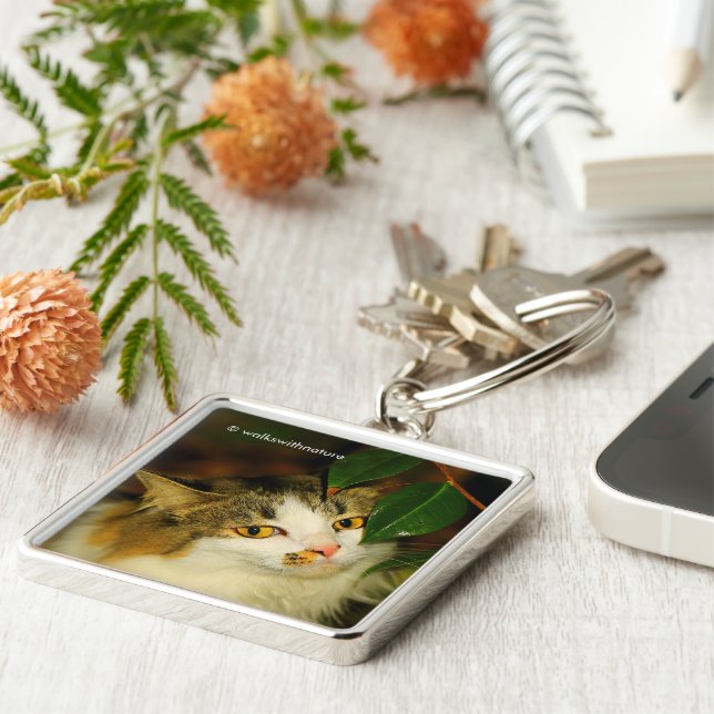 Porte-clés Whimsical Le chat et la feuille de Camellia (Côté)