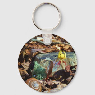 Porte-clés Yellow and Plum Trout Lily and Snail Shell
