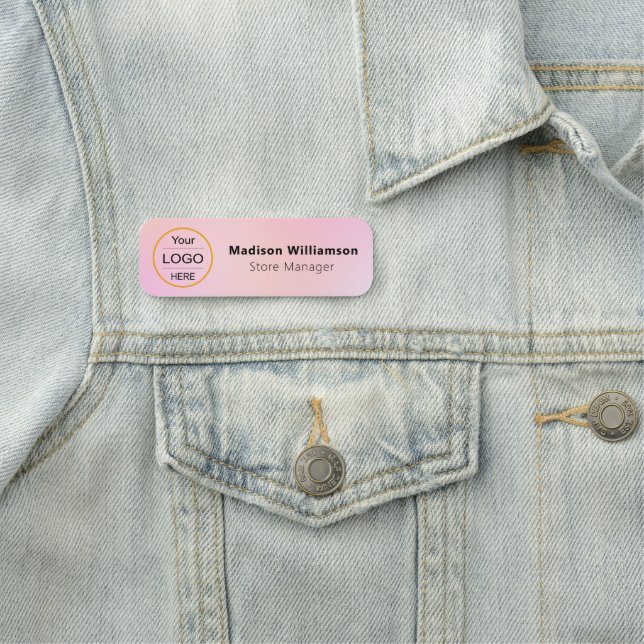 Porte-nom Broches magnétiques ou de sécurité avec logo perso (En situation)