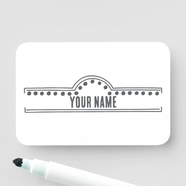 Porte-nom Custom Name Tag – Doodle Arch (En situation)