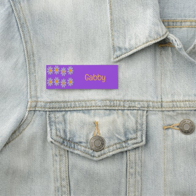 Porte-nom Nom personnalisé fleurs bleues sur violet (En situation)