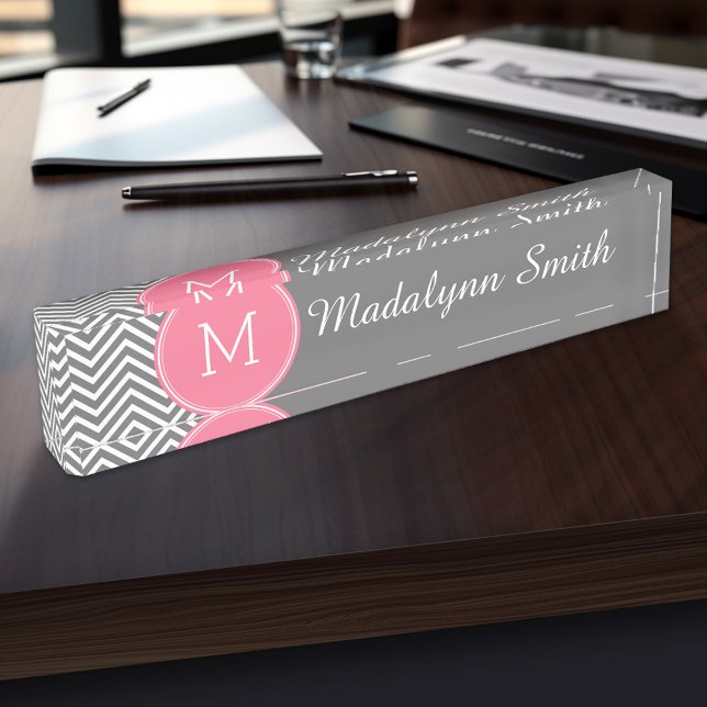 Porte-nom Pour Bureau Chevrons gris et rose avec Monogramme personnalisé (Personalized Name Plate for the Office, School or Home)
