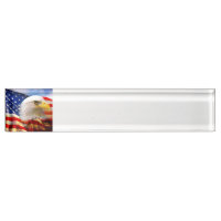 Eagle chauve sur le bleu blanc rouge de drapeau