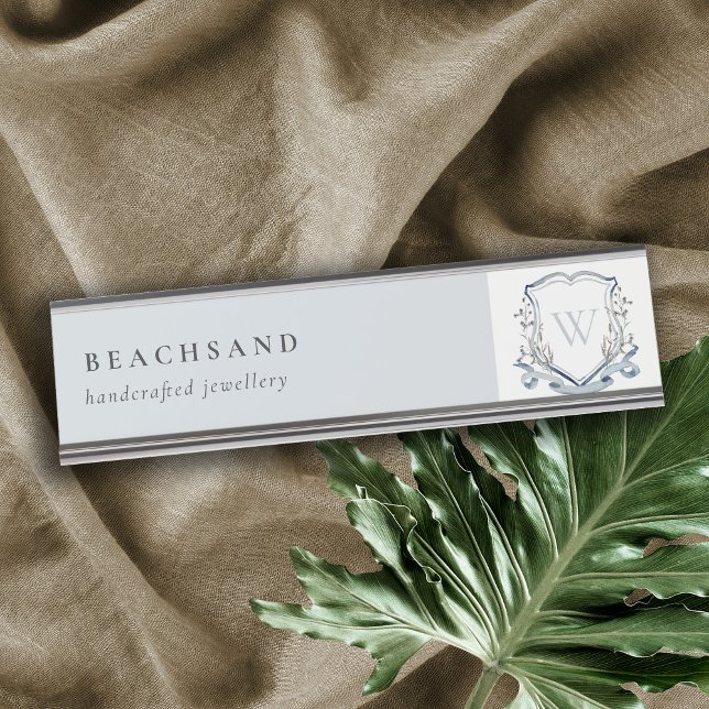 Porte-nom Pour Bureau Pastel Blue Fleur sauvage Aquarelle Crest Monogram (Créateur téléchargé)