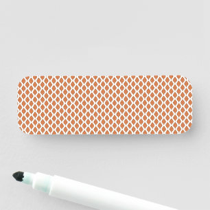Porte-nom un motif géométrique orange et blanc