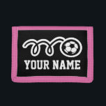 Portemonnaie | Sportliches Kinderdesign Tri-fold Portemonnaie<br><div class="desc">Portemonnaie | Sportliches Kinderdesign. Personalisierbarer Name. Coole futbol Sportgeschenkidee für Teenager,  die mit Namen oder Initialen Personalisiert sind. Girly rosa und andere Farben sind verfügbar.</div>