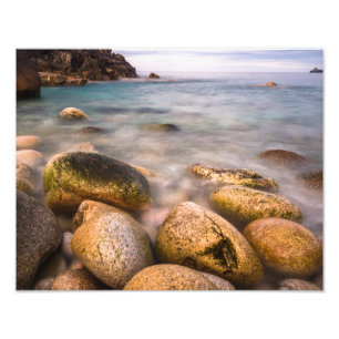 Porth Nanven ist eine felsige Bucht nahe Land's En Fotodruck