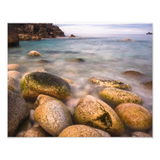 Porth Nanven ist eine felsige Bucht nahe Land's En Fotodruck