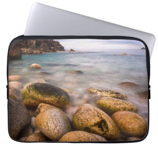 Porth Nanven ist eine felsige Bucht nahe Land's En Laptopschutzhülle