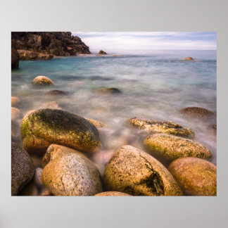 Porth Nanven ist eine felsige Bucht nahe Land's En Poster
