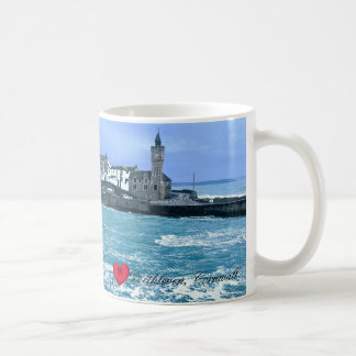 Porthleven Uhrturm + Gewartet für Fischskulpturen Kaffeetasse