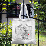 Portland Liebe Locator | City Map Wedding Welcome Tragetasche<br><div class="desc">Eine lustige Tasche für eine Hochzeit oder andere Anlässe in der schönen Stadt Portland, Oregon. In dieser Tasche befindet sich eine übergeordnete Stadtkarte des Stadtzentrums in einem schwarzen Rahmen. An der Spitze befindet sich ein kurzer Begrüßungsgruß und der Name der Stadt. Auf der unteren Seite befinden sich die Längen- und...</div>
