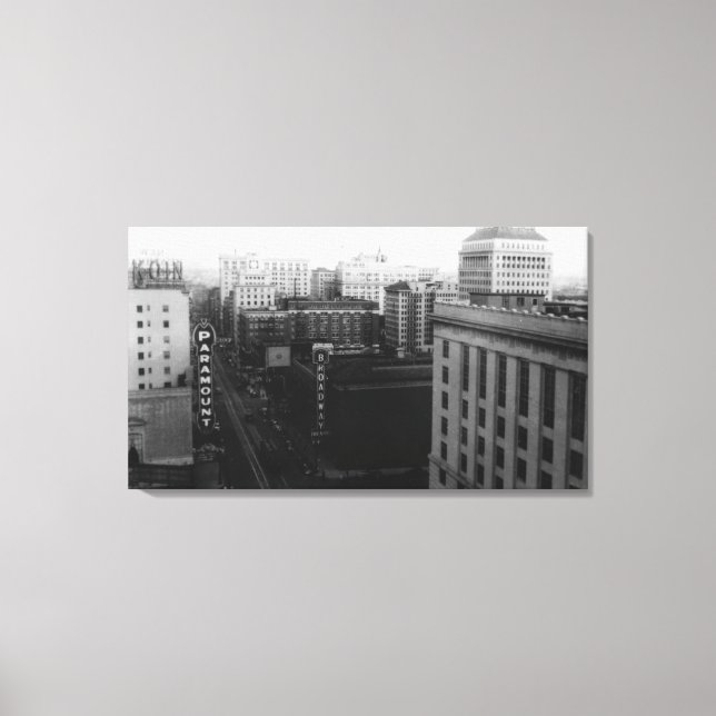 Portland, ODER Blick auf den Broadway von der Main Leinwanddruck (Vorderseite)