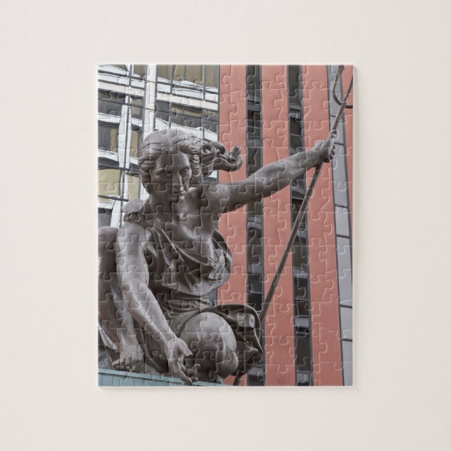 Portlandia statue, Portland, Oregon (Vertikal)