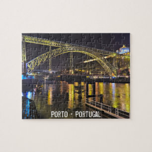 Porto - Portugal. Nachtszene in der Nähe des Douro