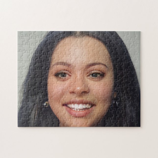 Portrait Brünett Hair Smile Young Woman (Horizontal)