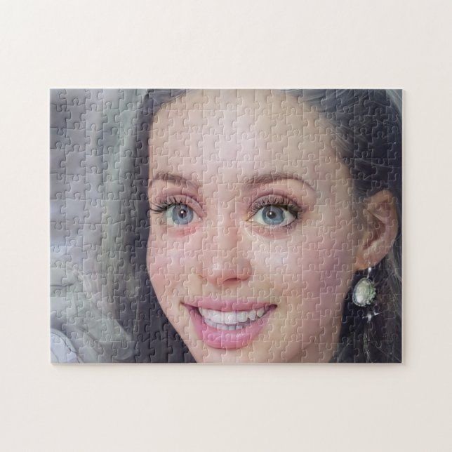 Portrait Brünett Hair Smile Young Woman (Horizontal)