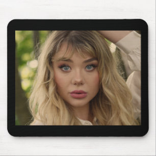 Portrait einer jungen Frau Mousepad