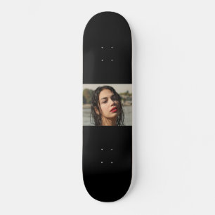 Portrait einer jungen Frau Skateboard