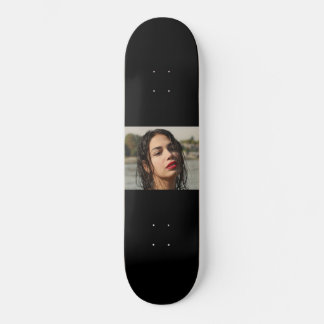 Portrait einer jungen Frau Skateboard