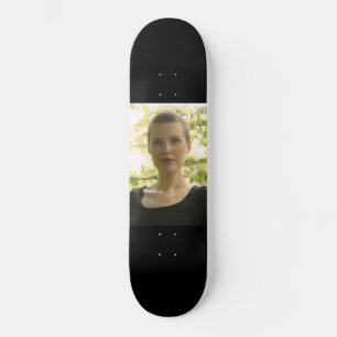 Portrait einer jungen Frau Skateboard