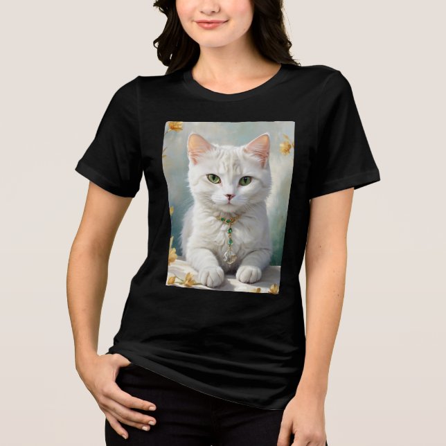 Portrait einer niedlichen Katze mit Schmuck. Tri-Blend Shirt (Vorderseite)