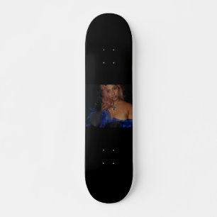 Portrait einer schönen jungen Frau Skateboard