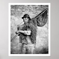 Portrait eines Fischers, der seine Netze trägt (b/