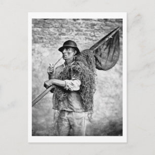 Portrait eines Fischers, der seine Netze trägt (b/ Postkarte