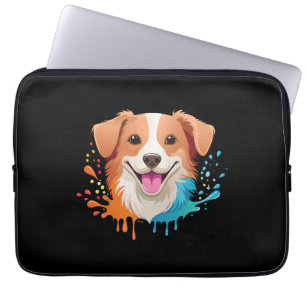 Portrait eines niedlichen Hundes mit fließenden Tr Laptopschutzhülle