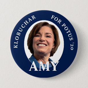 Portrait von Amy Klobuchar in Blau und Weiß Button