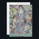 Portrait von Friederike Maria Beer von Gustav Klim<br><div class="desc">Portrait von Friederike Maria Beer (1916) von Gustav Klimt ist ein Vintages Viktorianisches Era Symbolismus kunstvolles Portraitbild. Friederike-Maria bat Klimt, sie in einem Wiener Werkstattkleid zu malen, das sie exklusiv trug. Klimt entschied sich, ihren Pelzmantel von innen nach außen zu tragen, um das dekorative Futter (auch von der Wiener Werkstatt)...</div>
