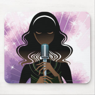 Porträt der Frau Mikrofon halten Mousepad