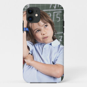Porträt des jungen Jungen im Klassenzimmer im Case-Mate iPhone Hülle