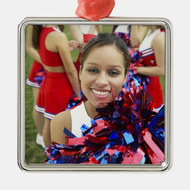 Porträt einer Cheerleader vor einer Gruppe von Silbernes Ornament (Vorne)