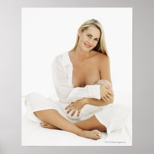 Porträt einer Frau, die ein Baby stillt (3-6 Poster