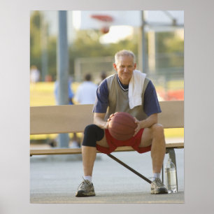 Porträt eines reifen Mannes mit Basketballspiel Poster