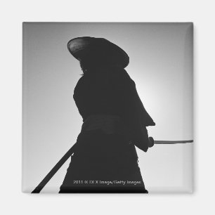 Porträt eines Samurai-Kriegers, der eine Klinge Magnet