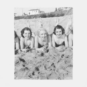 Porträt von fünf jungen Frauen, die am Strand lieg Fleecedecke