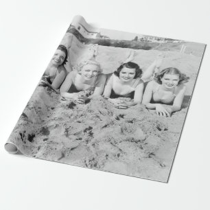 Porträt von fünf jungen Frauen, die am Strand lieg Geschenkpapier