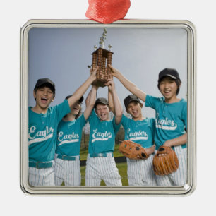 Porträt von Spielern mit Trophäe Silbernes Ornament