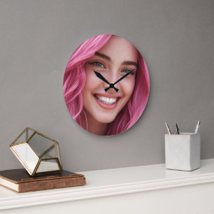 Porträt-Wanduhr lächelnde Frau mit rosa Haaren Große Wanduhr