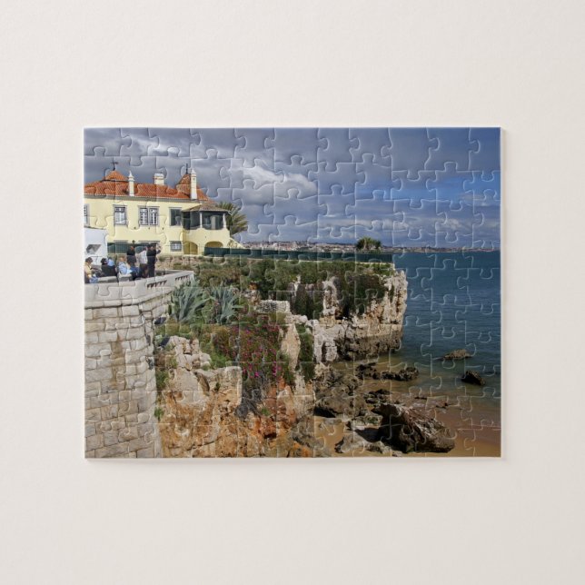 Portugal, Cascais. Praia da Rainha, ein Strand in  (Horizontal)