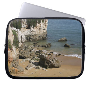 Portugal, Cascais. Praia da Rainha, ein Strand in Laptopschutzhülle