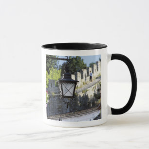 Portugal, Obidos. Eisernes Straßenlaterne und 14. Tasse
