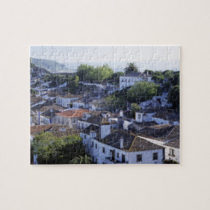 Portugal, Obidos. Erhöhte Ansicht von weiß getünch