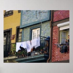 Portugal, Oporto (Porto). Frau beim Aufhängen von  Poster